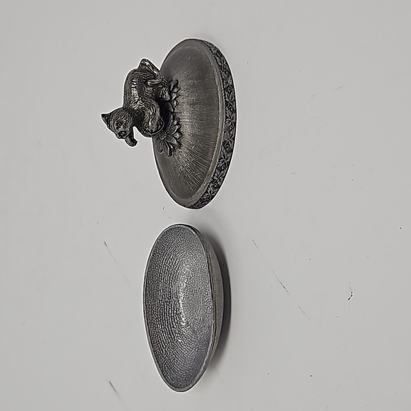 Vintage 1980 Pewter Easter Egg w/ Cat Kitten Kitty Trinket Box Yorkshire Design - Picture 5 of 6